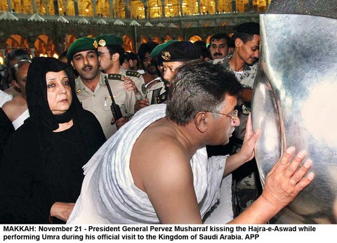 musharraf kissing hujra aswad